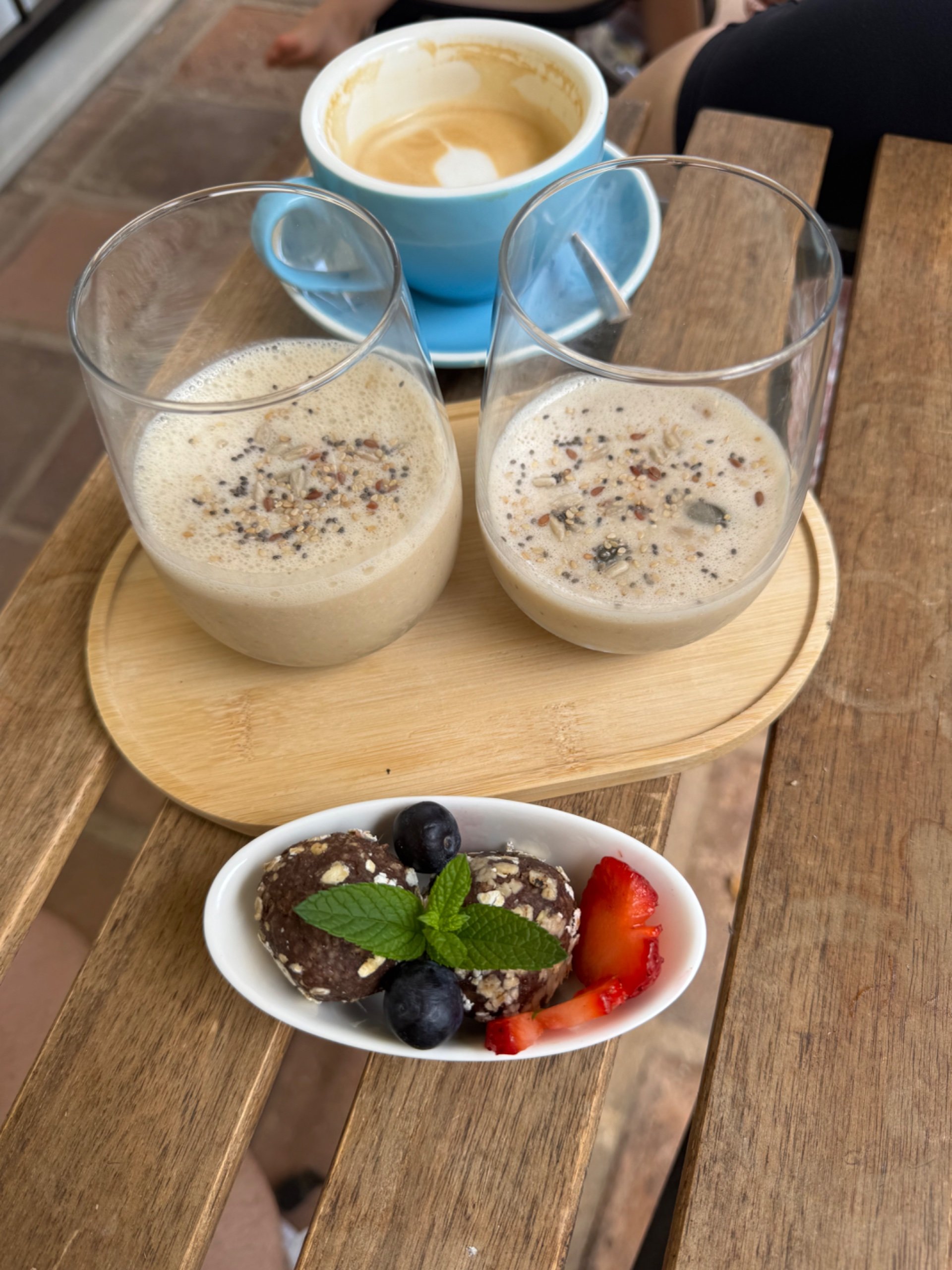 Café, proteína vegana y bolitas raw