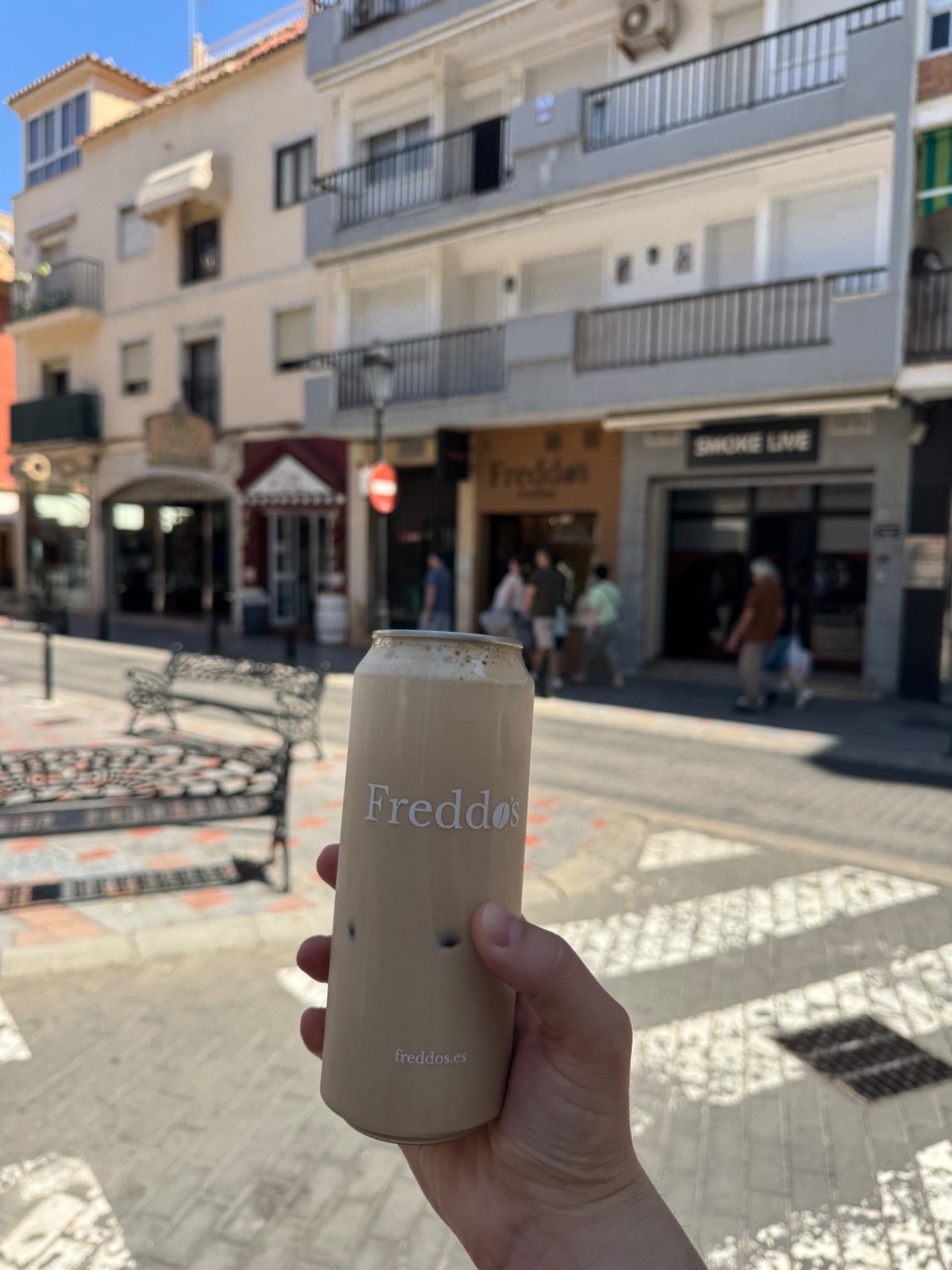 Eis-Latte in gebrandeter Freddos-Dose in der Fußgängerzone